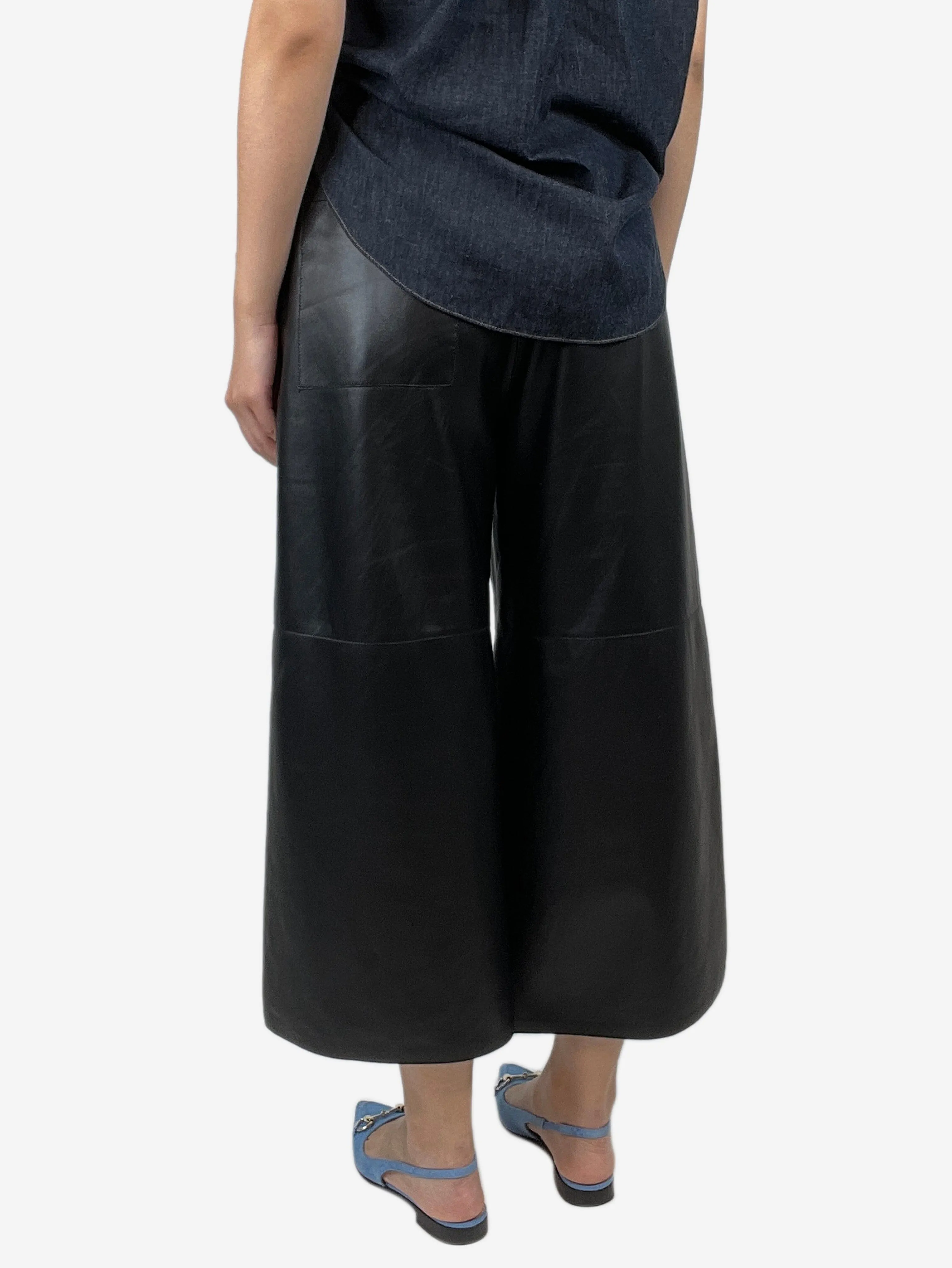 Black wide-leg cropped leather trousers - size M